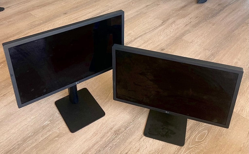 Foto 3 van 2x LG UltraFine 4K 22MD4KA-B, 21,5" met VESA-bureauarm.