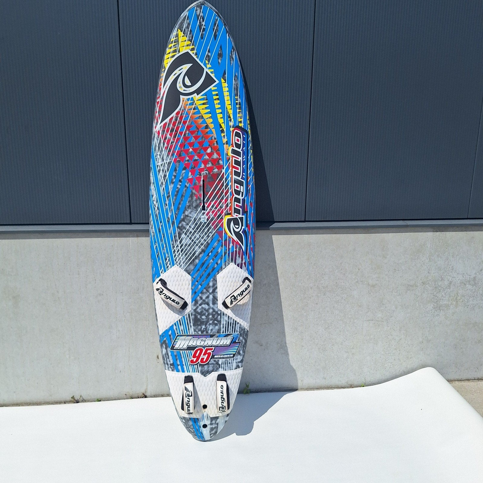 Angulo Magnum 95 Windsurfplank - als nieuw, Watersport en Boten, Windsurfen, Nieuw, Ophalen of Verzenden, Plank, Met voetbanden