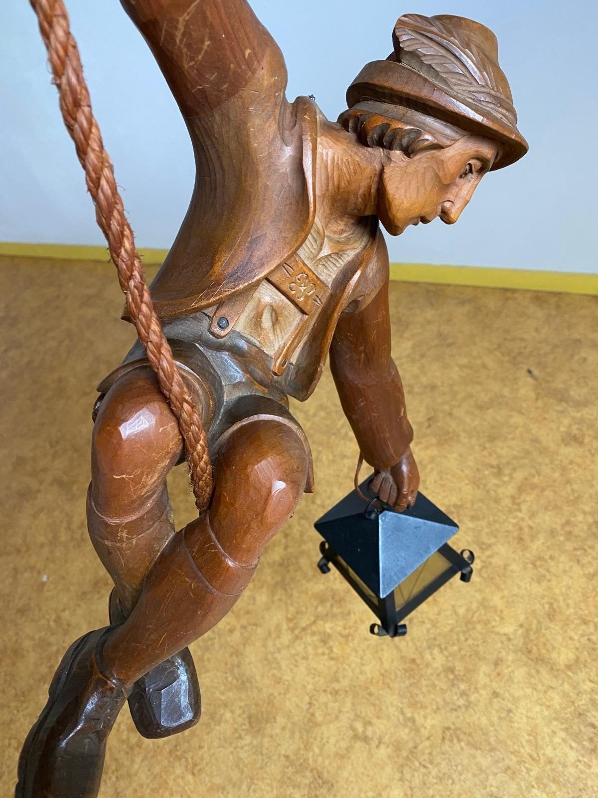 Hangende hout gesneden Oostenrijkse lamp, Houtsnijwerk, Handgemaakt, Hout, Europa