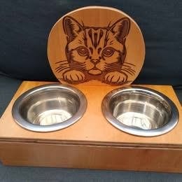 Houten voerbak voor katten met kattenkop gravure, Gebruikt, Overige typen, Dieren, Overige merken
