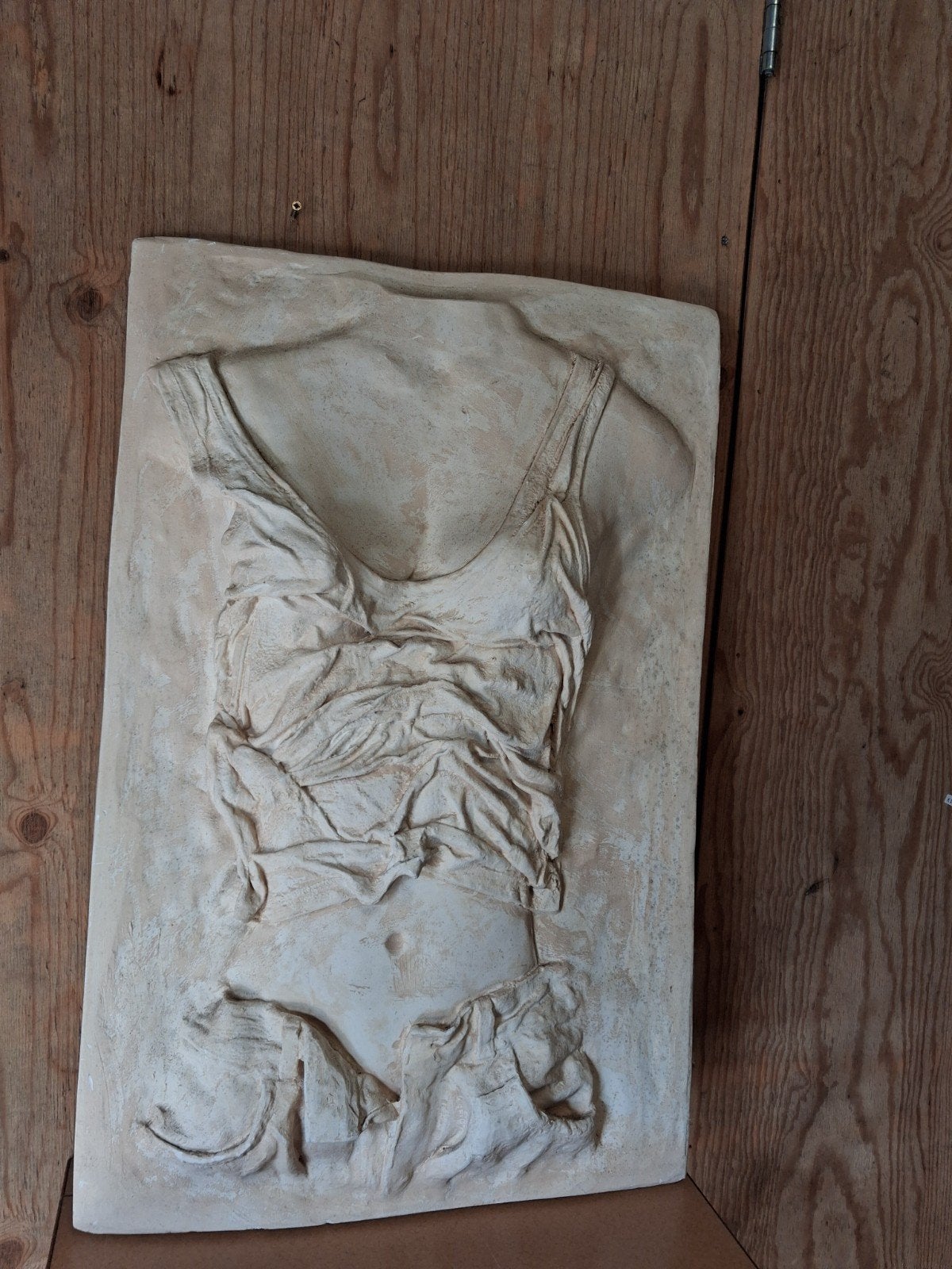 Wanddecoratie: Vrouwentorso in reliëf, gips, Antiek en Kunst, Ophalen, Gips, 50 - 100 cm, Handgemaakt