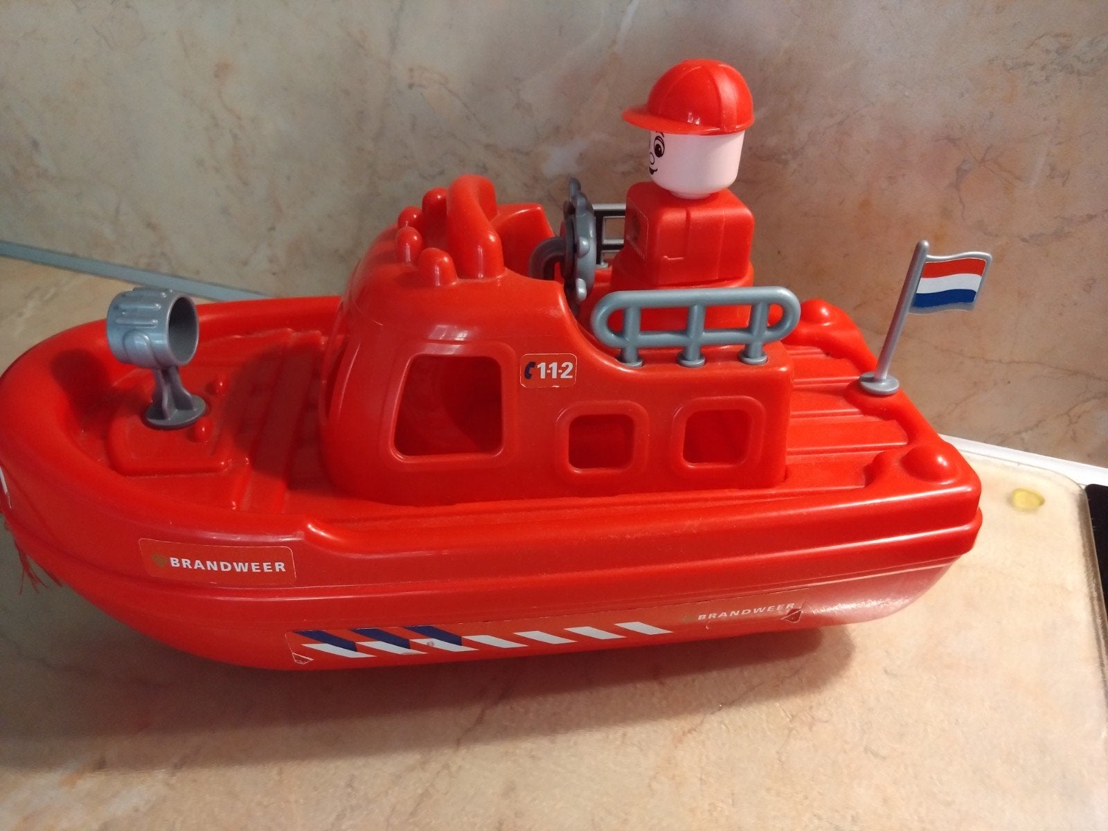 Brandweerboot met wieltjes en verplaatsbaar poppetje, Ophalen of Verzenden