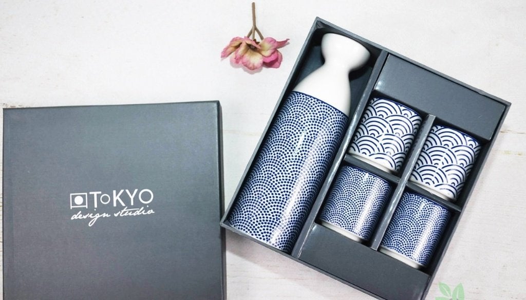 GEZOCHT: Tokyo Design Studio Nippon Blue Sake Set, Huis en Inrichting, Ophalen of Verzenden, Zo goed als nieuw, Bord(en), Overige stijlen