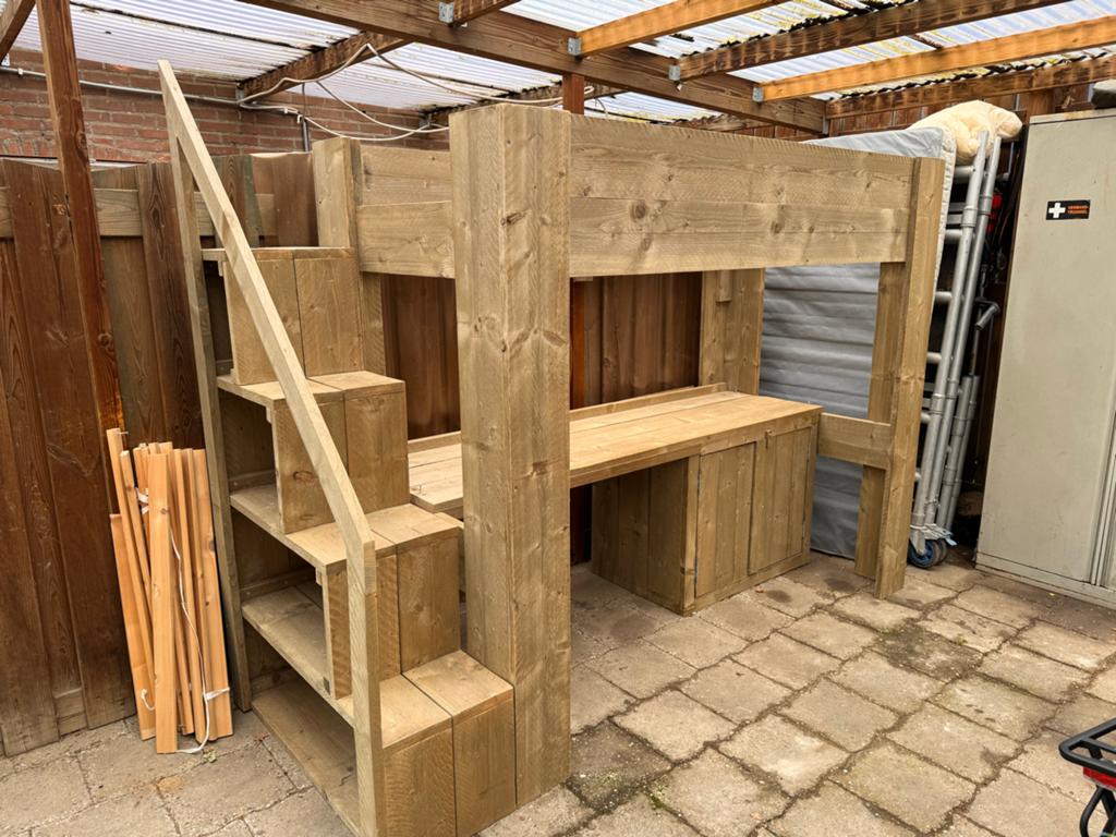 Stevige houten hoogslaper met bureau en stevige trap., Tuin en Terras, Ophalen, Zo goed als nieuw, Hout, Overige typen