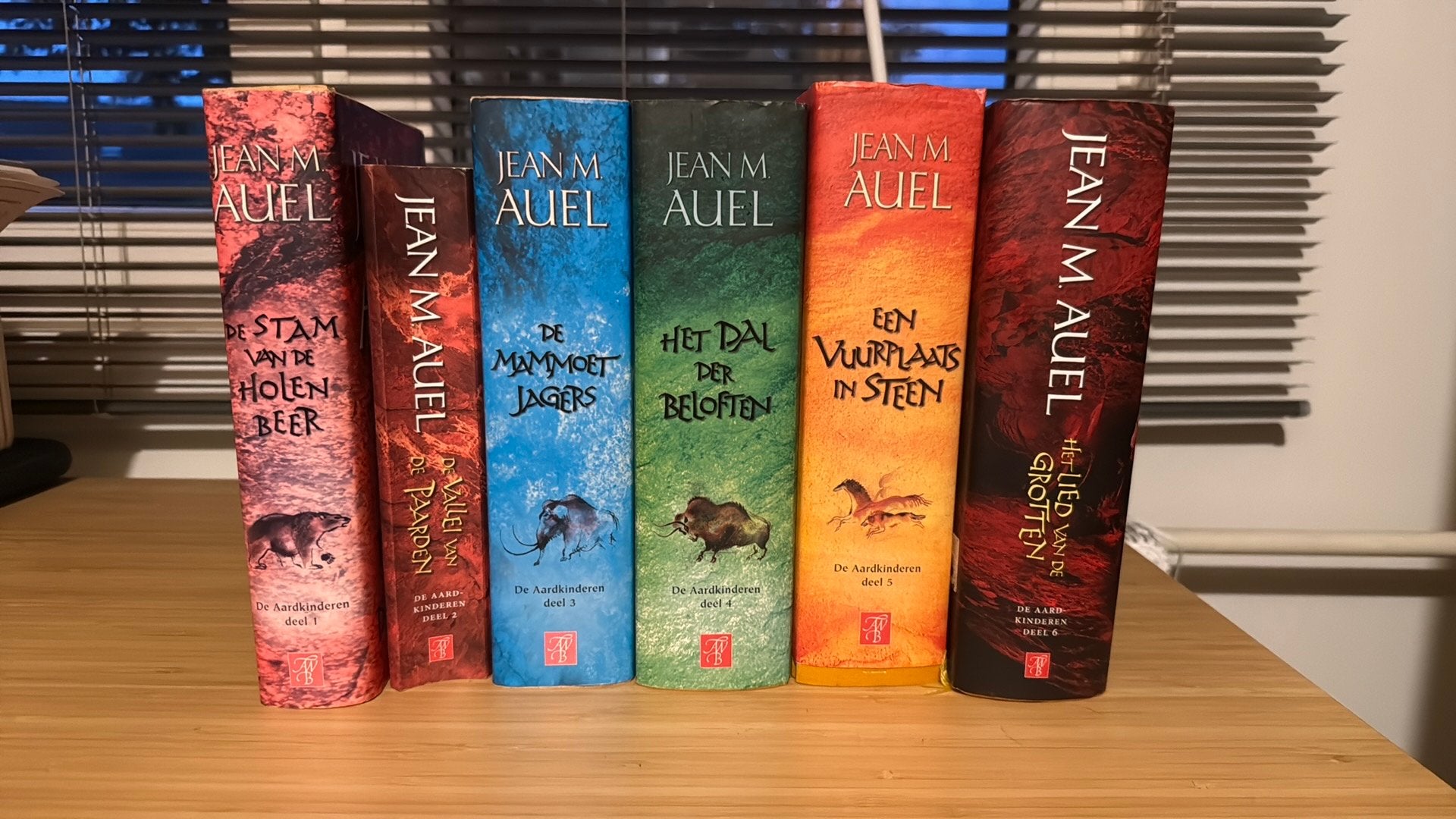 De aardkinderen serie van Jean M Auel (6 delen), Ophalen of Verzenden, Gelezen