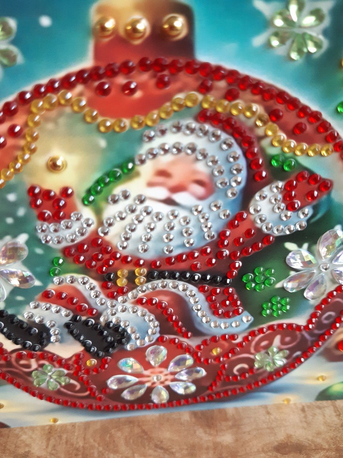 Foto 2 van Diamond painting kerst kaart met kerstman in kerstbal