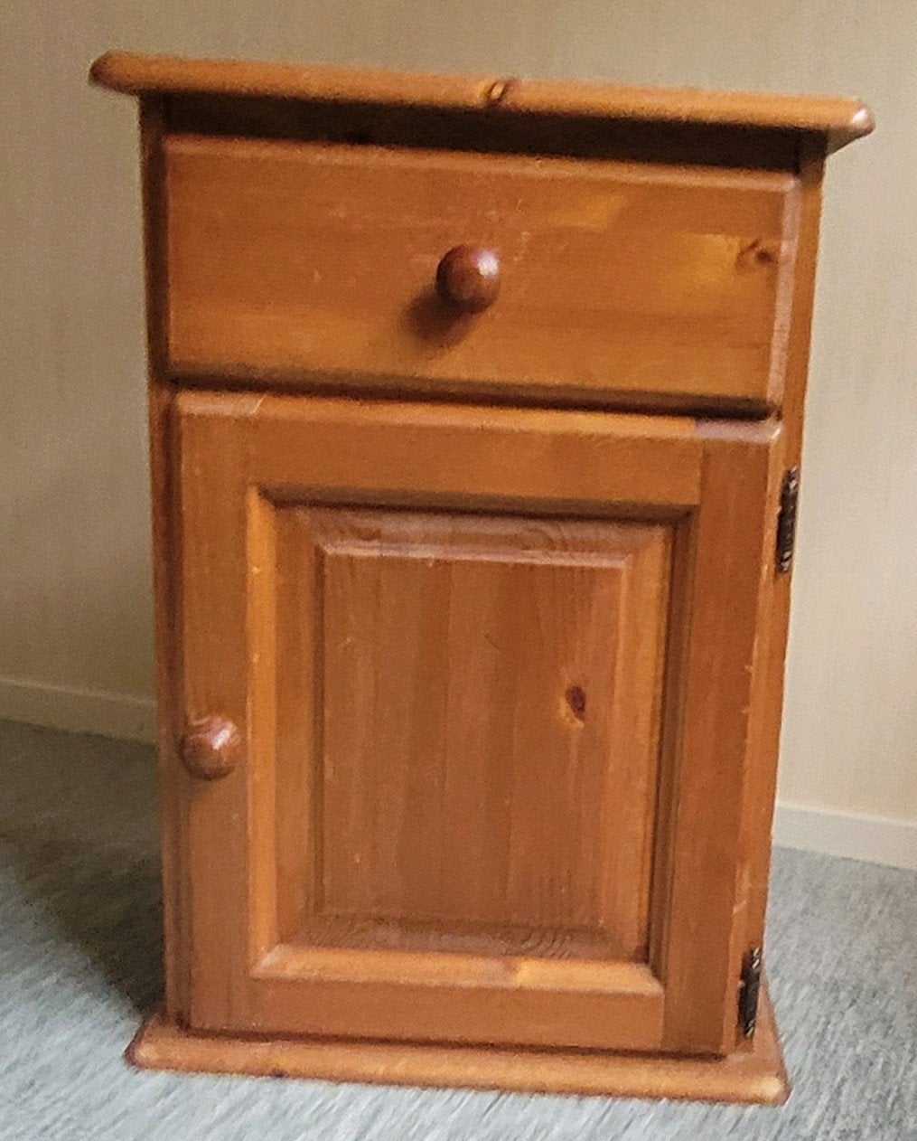 Gratis grenen nachtkastje met lade en deurtje, Ophalen, Gebruikt, Minder dan 45 cm, 55 tot 70 cm
