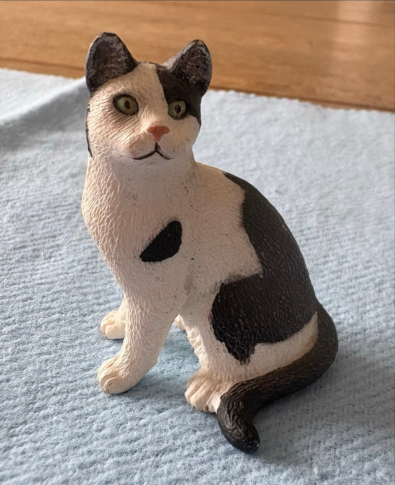 Schleich Zittende Wit Zwarte Kat 13637, Ophalen of Verzenden, Zo goed als nieuw, Hond of Kat, Beeldje of Figuurtje
