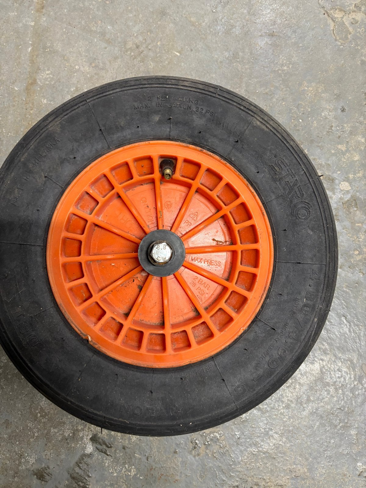 Kruiwagenband met oranje velg, Ophalen of Verzenden, Zo goed als nieuw, Handmatig, Eenwielig