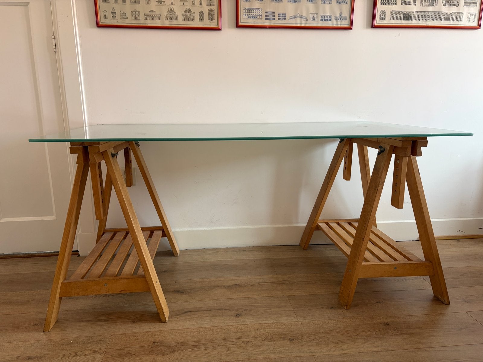 Bureau met glazen blad en houten schragen, Ophalen, Gebruikt, 150 cm, Bruin