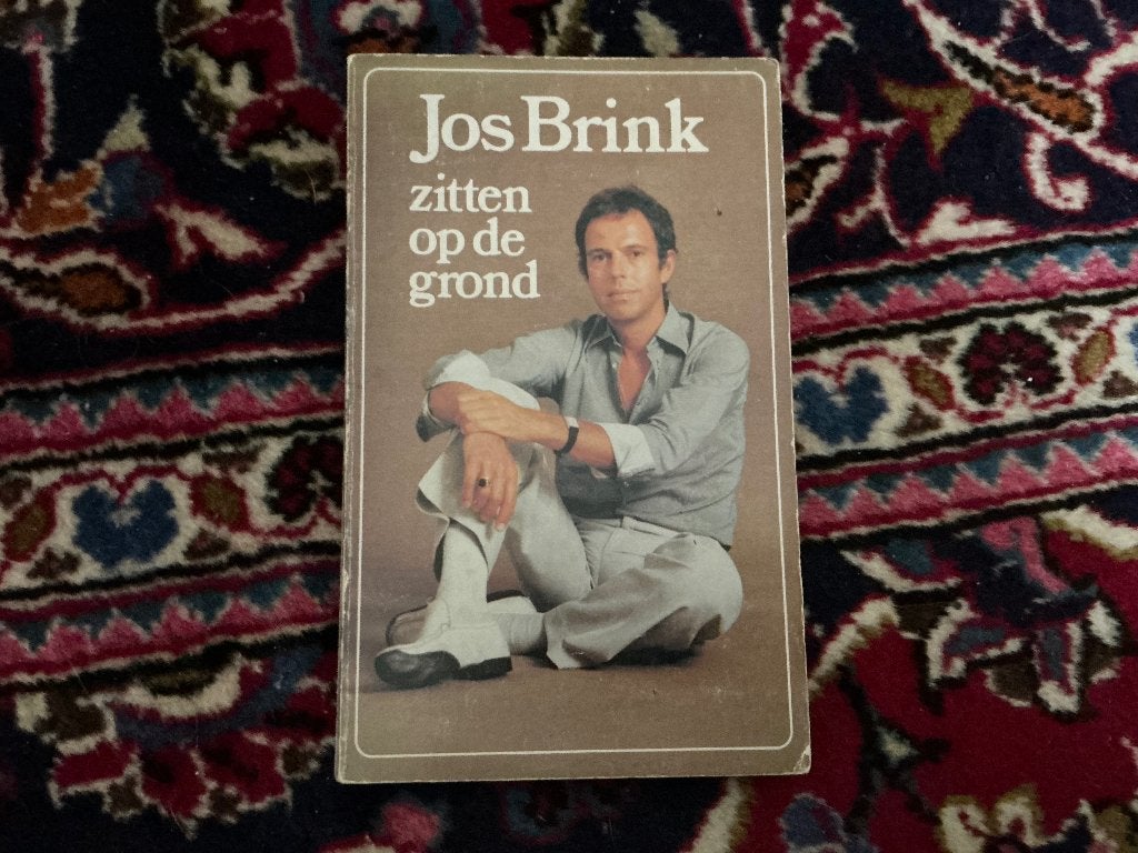 Zitten op de grond, Boeken, Gelezen, Jos Brink, Ophalen of Verzenden, Media