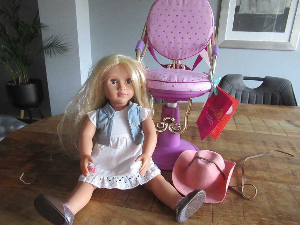 OUR GENERATION verstelbare stoel Kappersstoel met pop, Ophalen of Verzenden, Zo goed als nieuw, Barbie