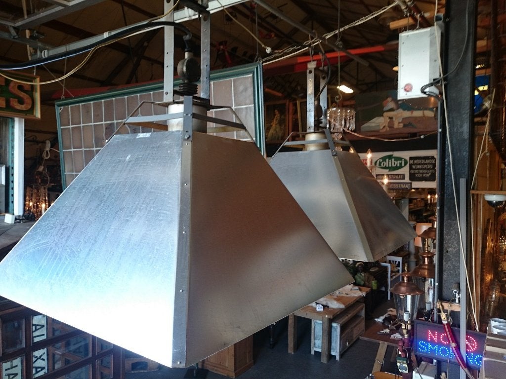 2 mooie oude metalen industrielle hanglampen 85 cm x 100 cm, Antiek en Kunst, Ophalen