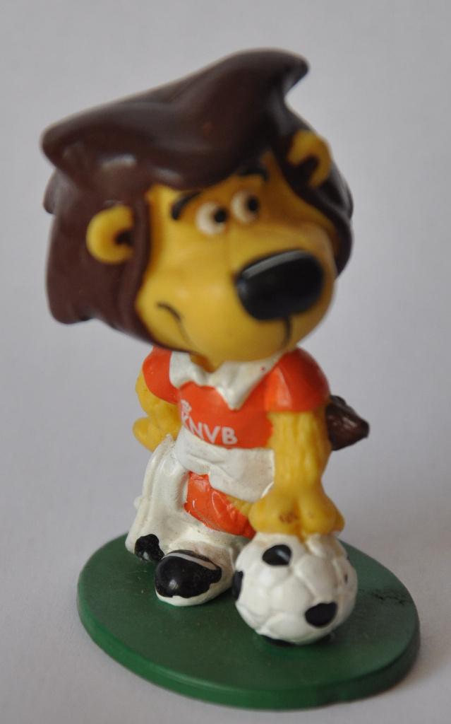 Loeki de Leeuw WK voetbal 1994 mascotte KNVB, Ophalen of Verzenden, Zo goed als nieuw, Overige binnenlandse clubs, Vaantje of Sjaal