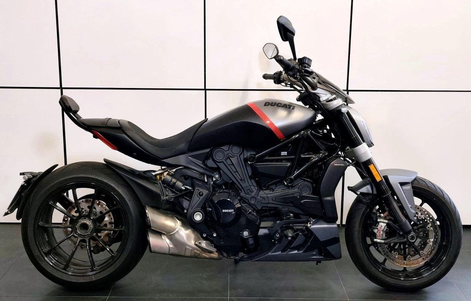 Ducati xDiavel Black Star - Nieuwstaat - 6.000km, Motoren, Motoren | Ducati, Traction Control, 2 cilinders, Occasion, Particulier
