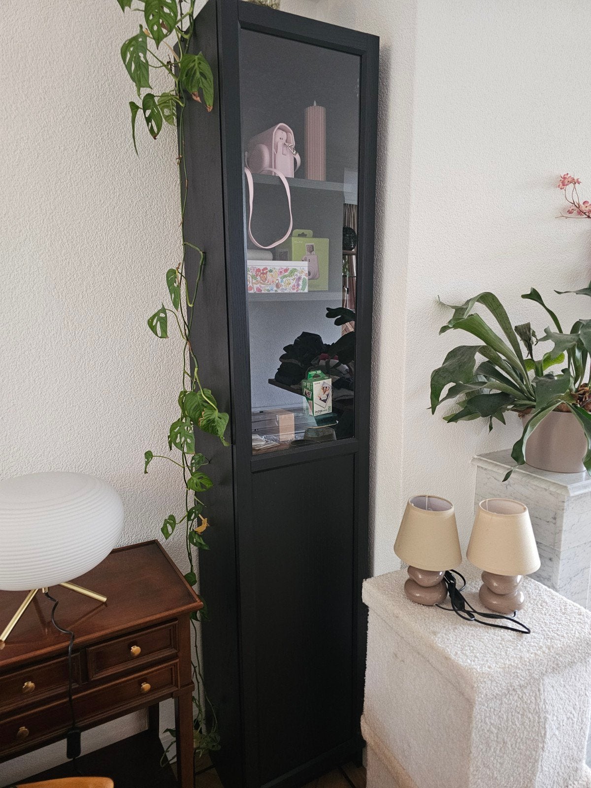 Billy oxberg kast zwart met half glazen deur, Huis en Inrichting, Kasten | Boekenkasten, Ophalen, Minder dan 50 cm, Met deur(en)