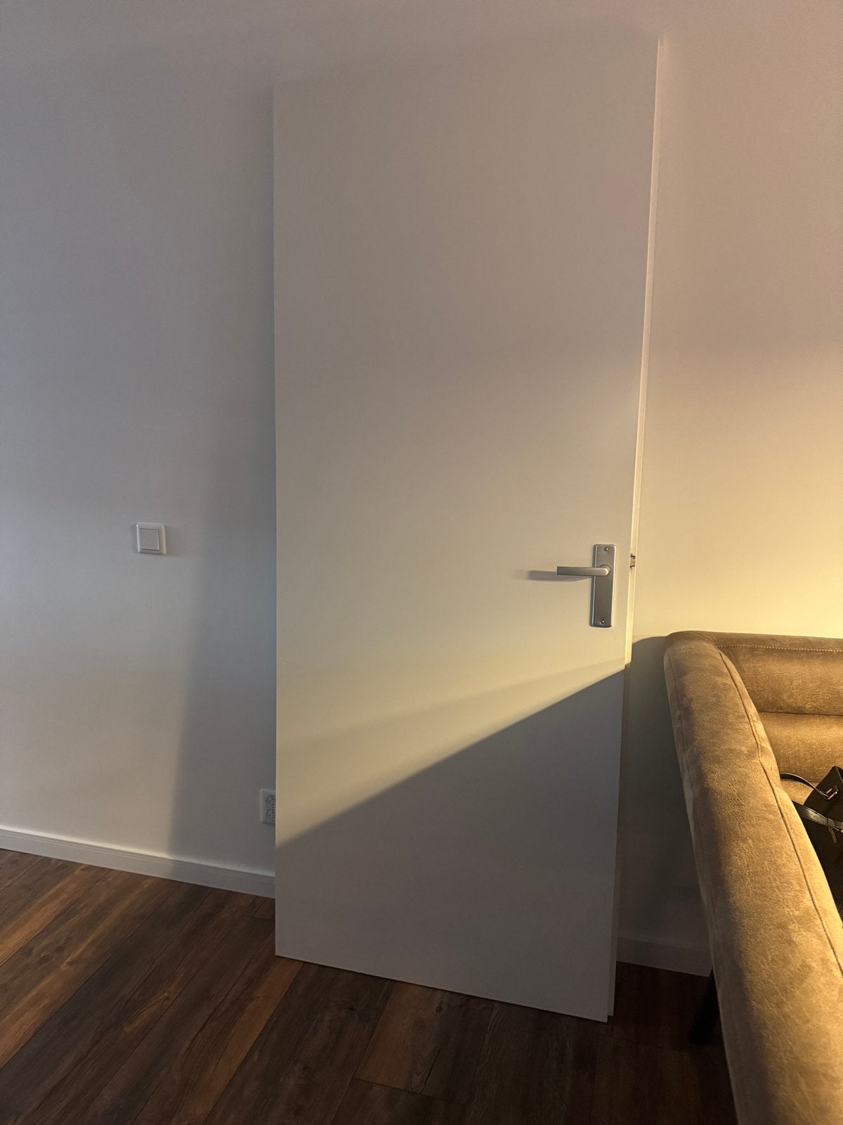 Witte binnendeur met modern beslag opdek rechts, Gebruikt, 80 tot 100 cm, Binnendeur, Ophalen of Verzenden