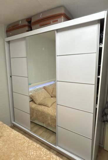 Witte kledingkast met schuifdeuren en spiegel