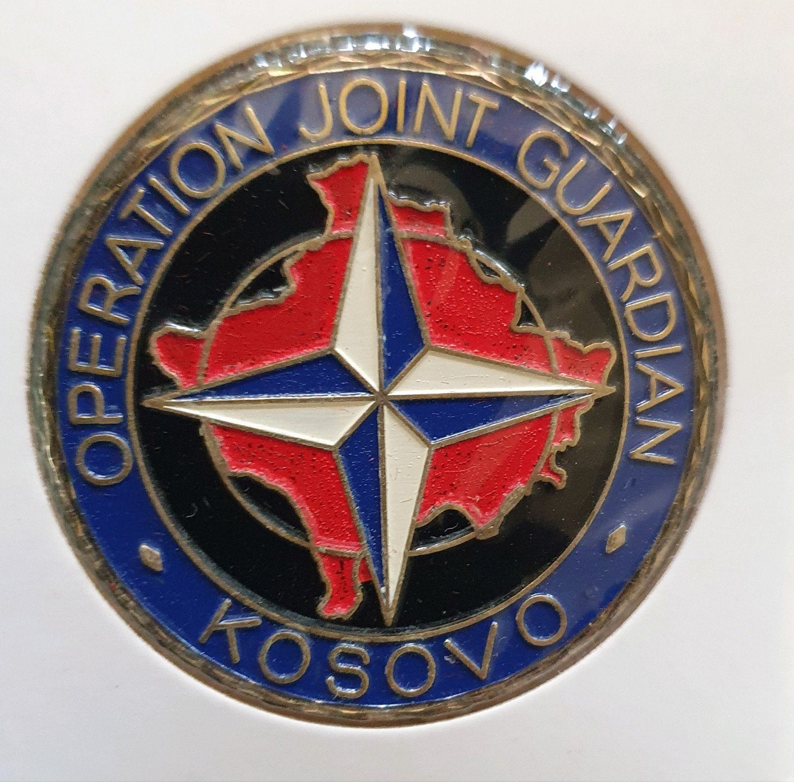 Coin KFOR Operation Joint Guardian, Ophalen of Verzenden, Landmacht, Nederland, Embleem of Badge