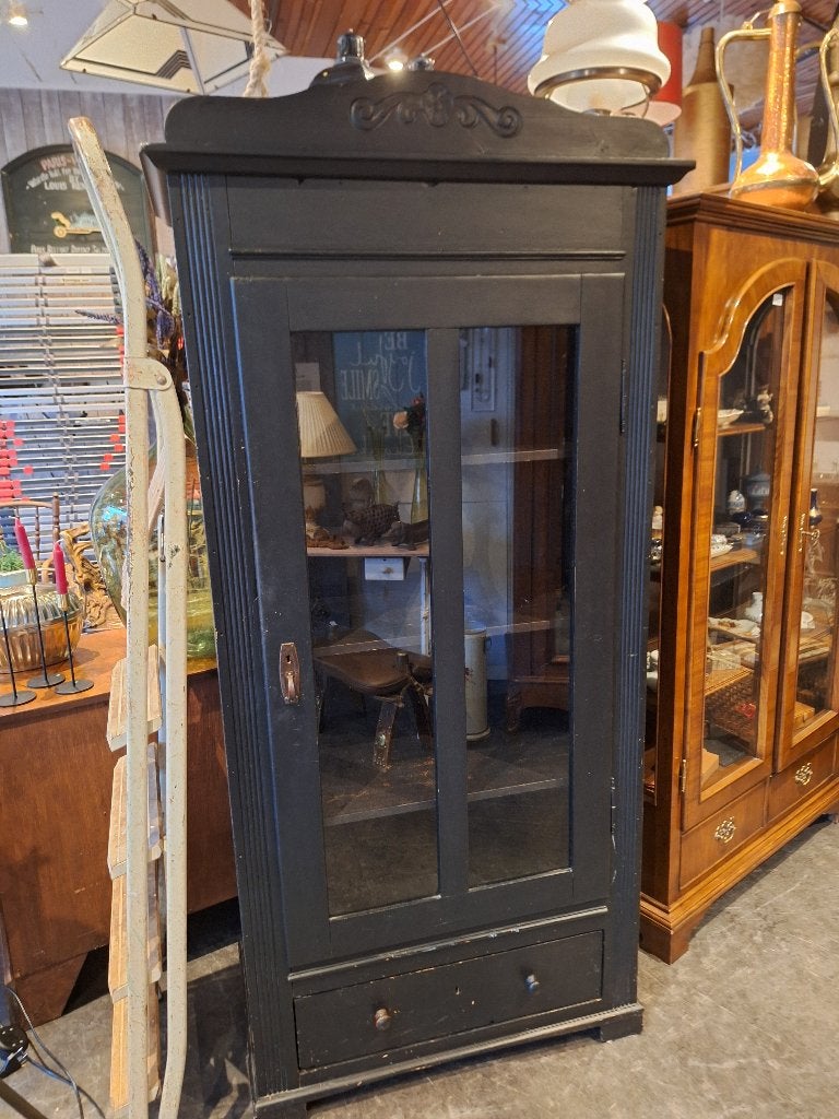 Antieke zwarte vitrinekast met lade en glazen deur, Huis en Inrichting, Gebruikt, Onbekend@voorbeeld.com, Onbekend, Met lade(s)