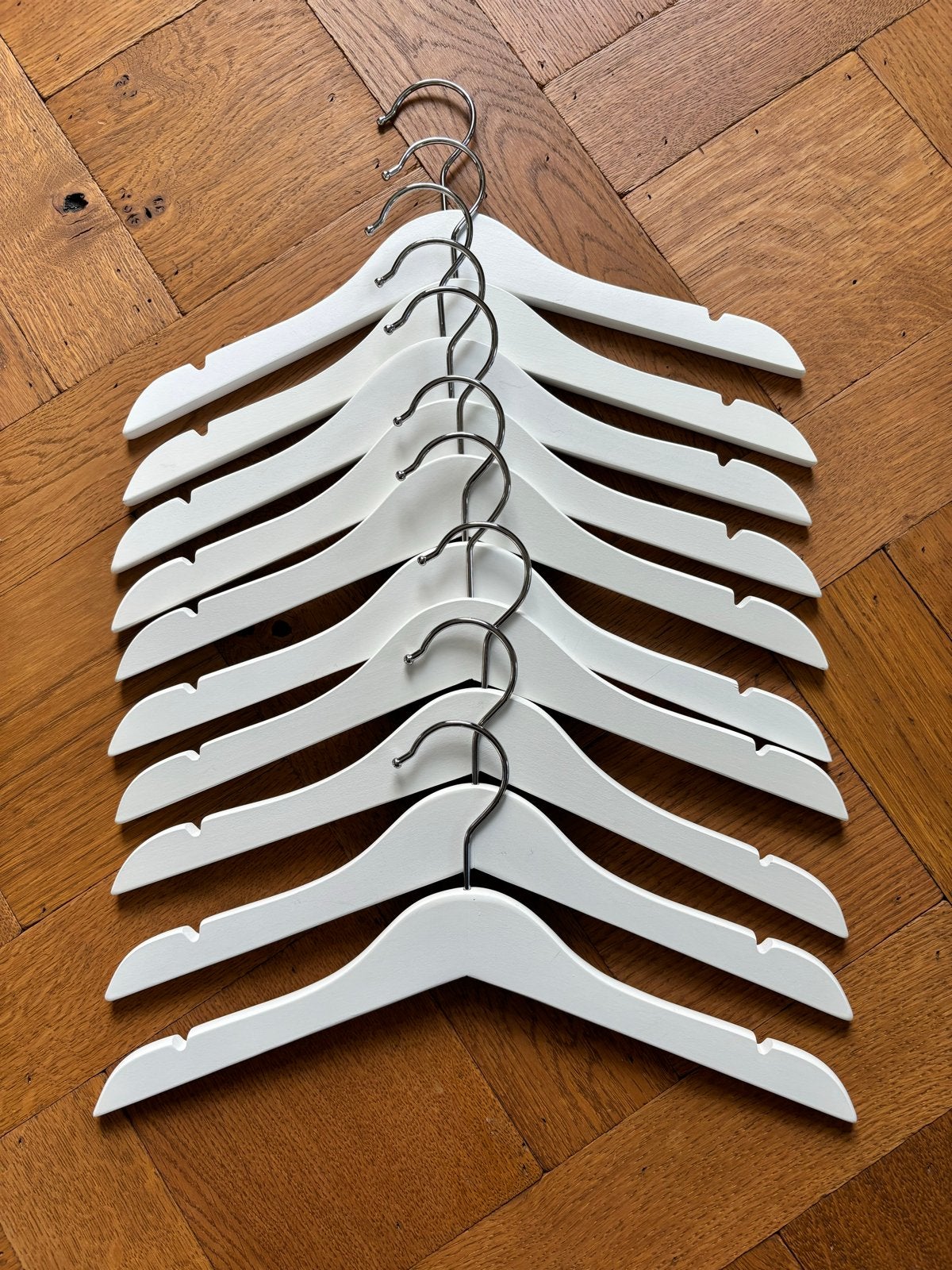 Twee sets witte houten kinderkledinghangers, Ophalen of Verzenden, Gebruikt, Hout, Kinderen en Volwassenen