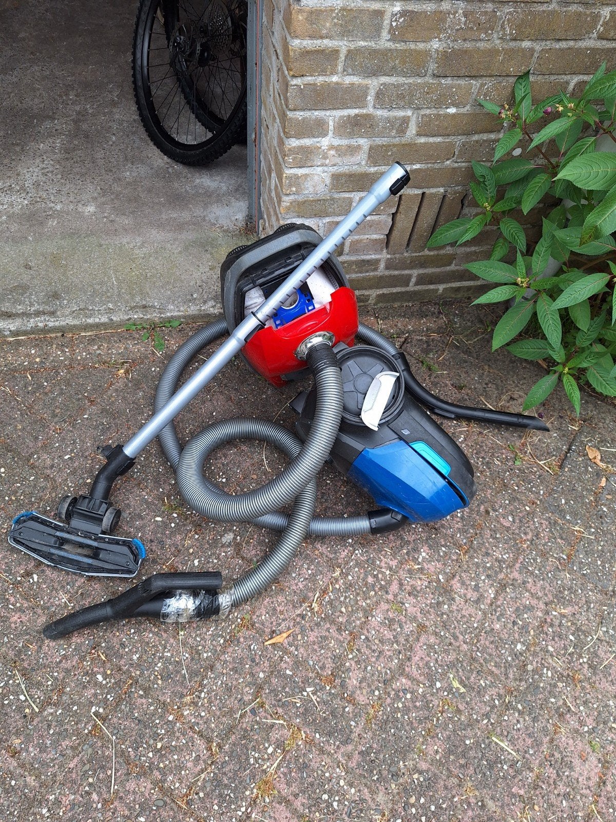2 defecte stofzuigers (Bosch en Philips) - gratis afhalen, Bosch, Niet werkend, Sledestofzuiger, Ophalen