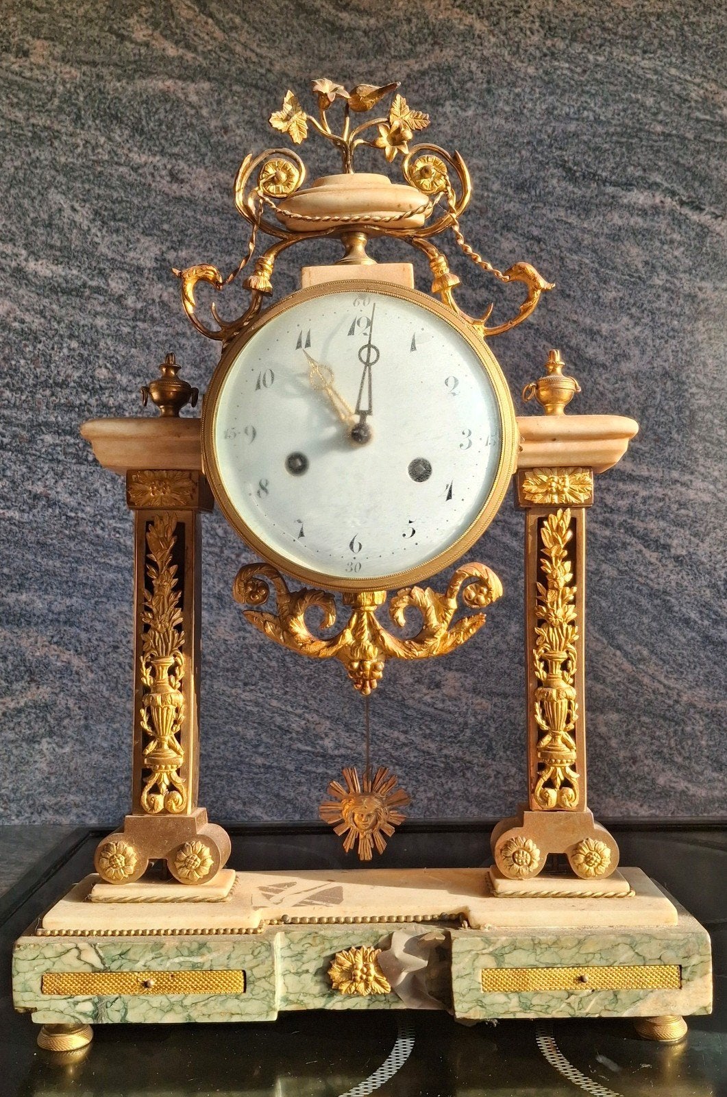 Antieke Franse pendule met marmer en verguld brons, Antiek en Kunst, Antiek | Klokken, Ophalen