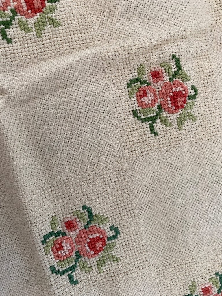 Brocante Vintage handgeborduurd kussensloop Rozen rookvrij, Ophalen of Verzenden