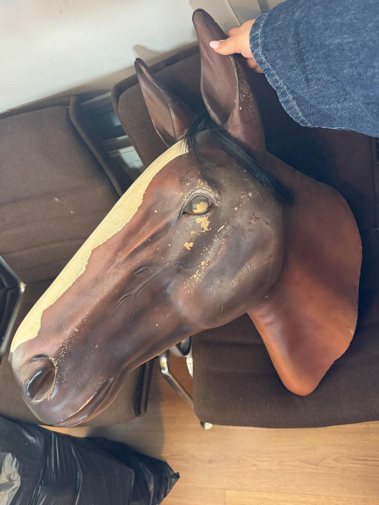 Paardenhoofd polyester met zwarte manen, Ophalen, Gebruikt, Meerkleurig, Kunststof