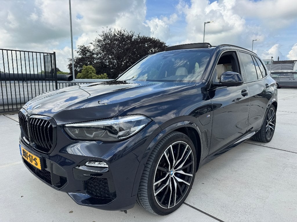BMW X5 45e | MSport | High Exec. | Pano | Luchtvering | 22", 77 km/l, Met garantie (alle), 4 stoelen, Zwart
