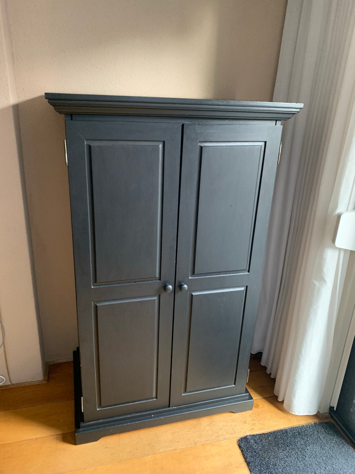 Zwarte grenen boekenkast met laden - 145x90x56 cm, Ophalen, Gebruikt, 100 tot 150 cm, 50 tot 100 cm