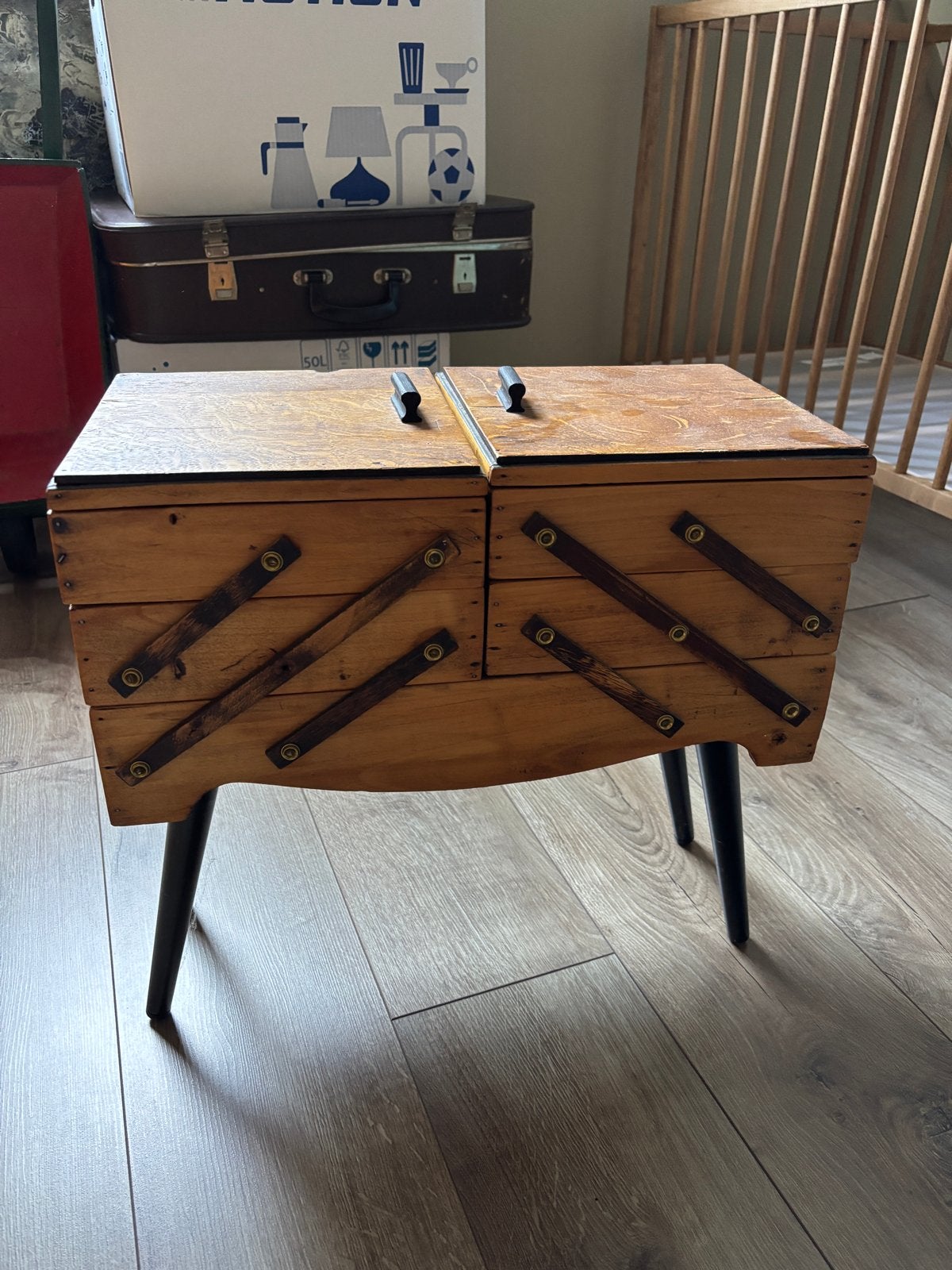 Vintage houten naaidoos op pootjes, Ophalen of Verzenden, Gebruikt, Overige typen