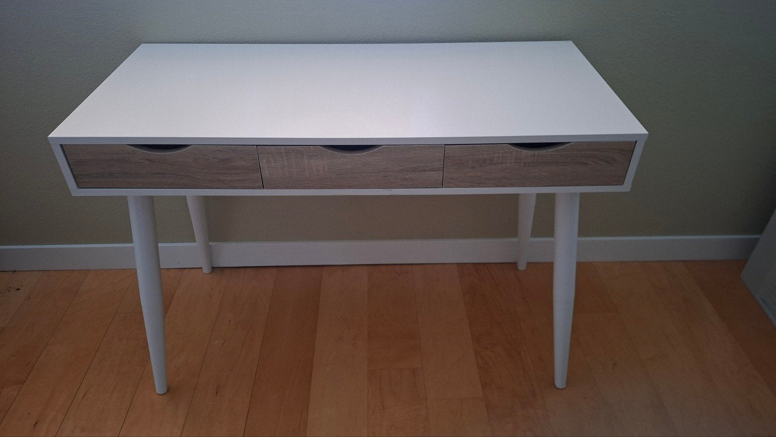 Modern wit bureau met 3 lades en houten accenten, Ophalen, Met lades, Spaanplaat of MDF, Zo goed als nieuw