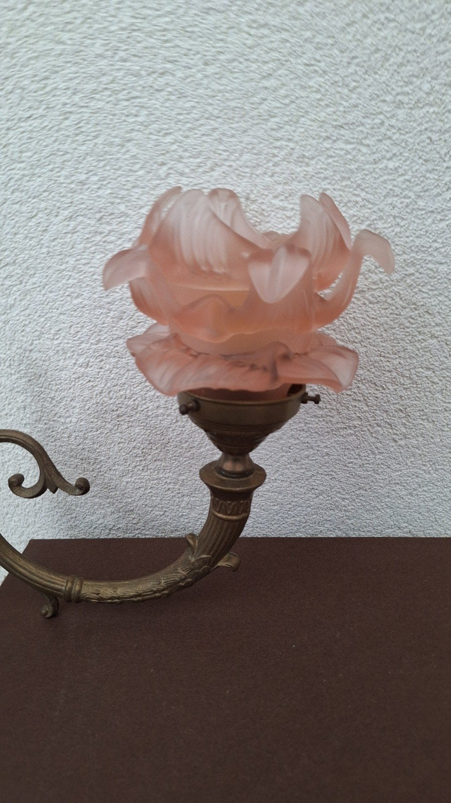 Antieke bronzen wandlamp met roze glazen kap, Antiek en Kunst, Ophalen of Verzenden