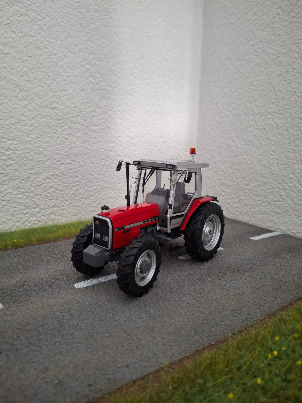 Universal hobbies massey ferguson 3038, Ophalen of Verzenden, Zo goed als nieuw, Tractor of Landbouw, Universal Hobbies