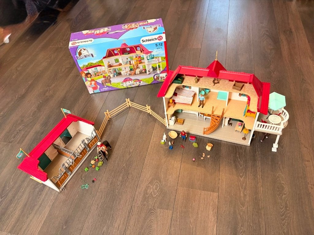 Schleich horse club lakeside paardenboerderij 42416, Ophalen of Verzenden, Zo goed als nieuw, Poppenhuis