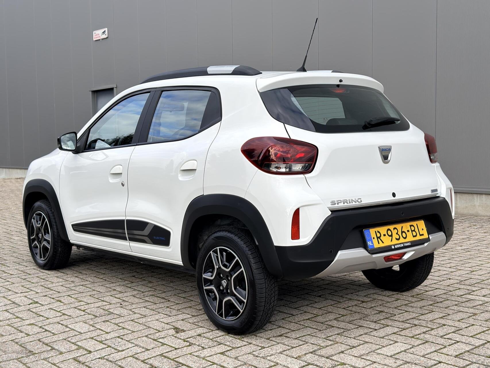 Dacia Spring Comfort Plus (Orange Pack) 27 kWh Carplay|Camer, Gebruikt, Met garantie (alle), 230 km, Wit