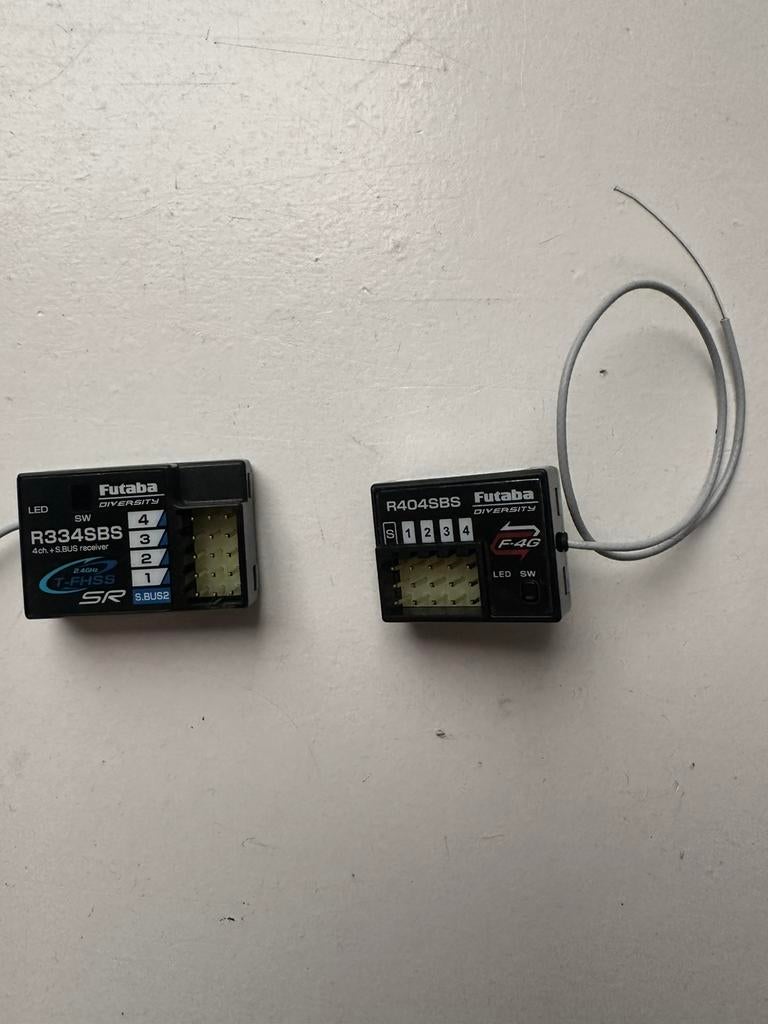 Futaba ontvangers r334 en r404 arrma traxxas losi xray, Ophalen of Verzenden, Zo goed als nieuw