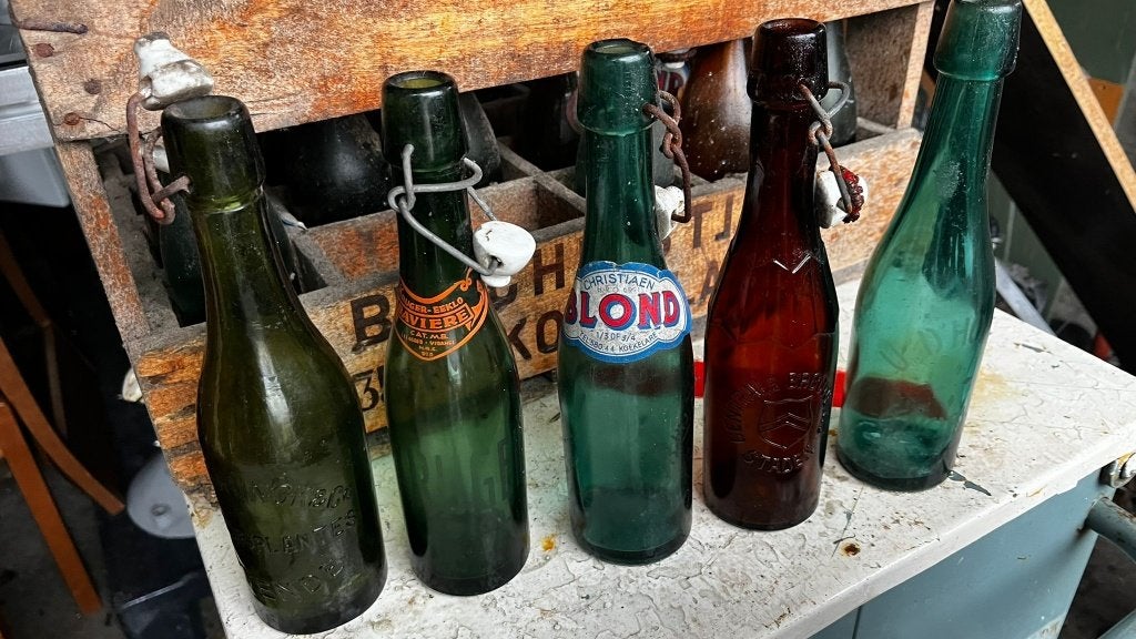 Antieke bierflessen en houten kratten Brouwerij Christiaen, Ophalen, Gebruikt, Flesje(s), Overige merken