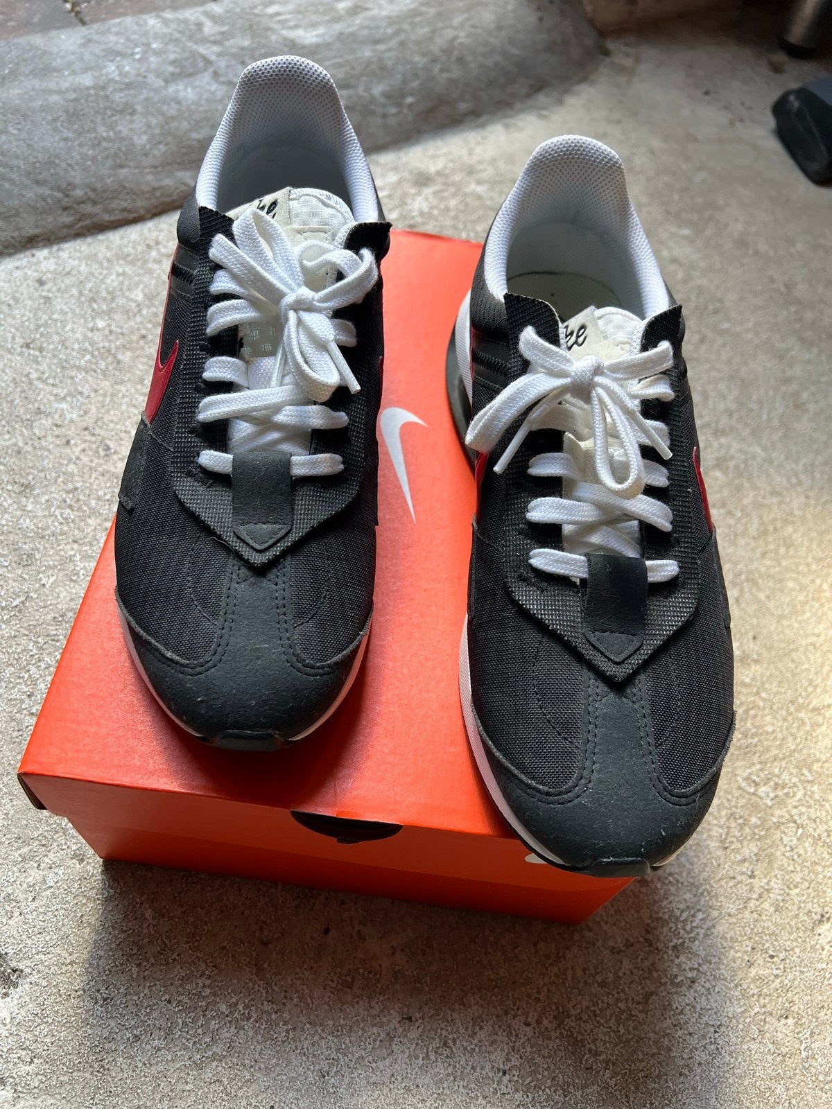Nike Waffle Debut Sneakers Zwart/Rood - Maat 42.5, Ophalen of Verzenden, Zo goed als nieuw, Zwart, Sneakers of Gympen