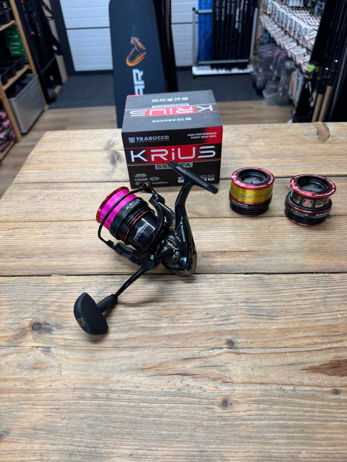 nieuwe trabucco krius 5500 met 2 extra alu spoelen, Watersport en Boten, Ophalen of Verzenden, Nieuw, Molen