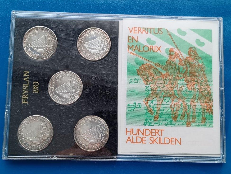 Fryslan 1983 - Set van 5 penningen en 6 bankbiljetten, Postzegels en Munten, Verzenden, Overige materialen, Nederland