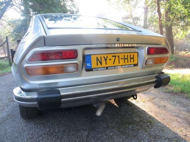 Alfa Romeo Alfetta 2.0 GTV 1979 Grijs, Auto's, Dealer onderhouden, Origineel Nederlands, Grijs, Zilver of Grijs