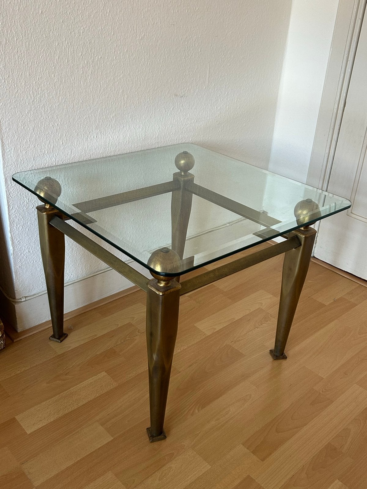 Glazen bijzettafel met messing onderstel, Minder dan 45 cm, Minder dan 55 cm, Gebruikt, Vierkant