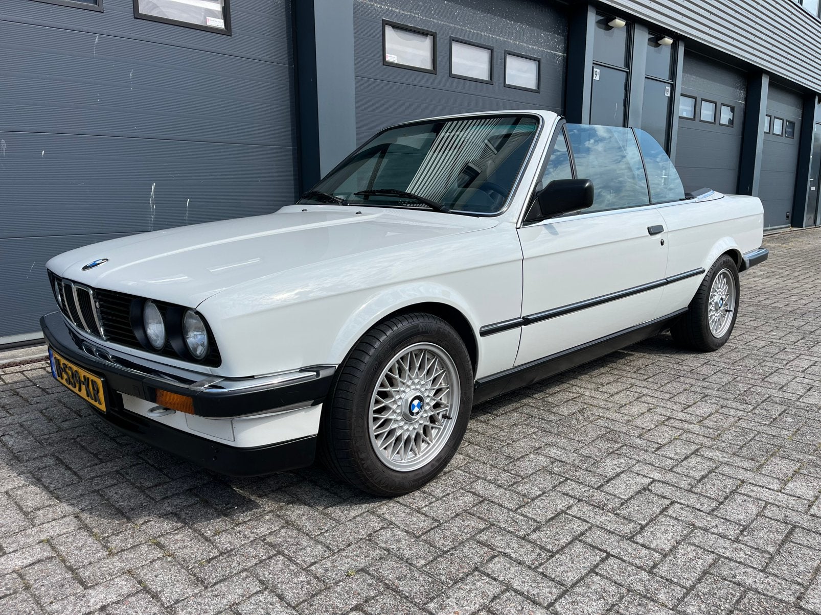BMW E30 325i Cabrio – Gerestaureerd | Zeer nette conditie, Auto's, Achterwielaandrijving, Zwart, Cabriolet, 4 stoelen