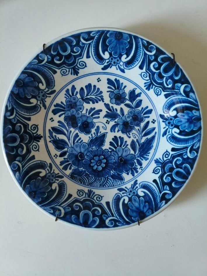Delfts blauw wandbord met bloem- en bladeren motief, Ophalen of Verzenden