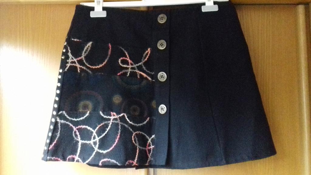 Zwart mini rokje versierd met gekleurde wol. Mt 38. 5,00, Kleding | Dames, Rokken, Zo goed als nieuw, Maat 38/40 (M), Zwart, Boven de knie
