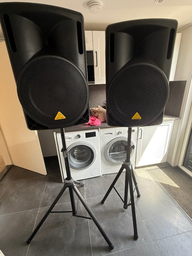 Behringer 215D Actieve Speakers met Stands