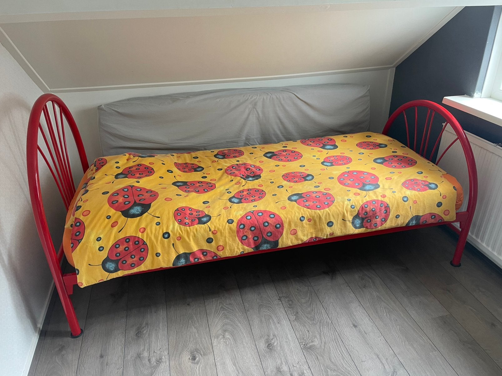 Rood metalen bed (1 persoons) Dico, Ophalen, 85 tot 100 cm, Gebruikt, Matras