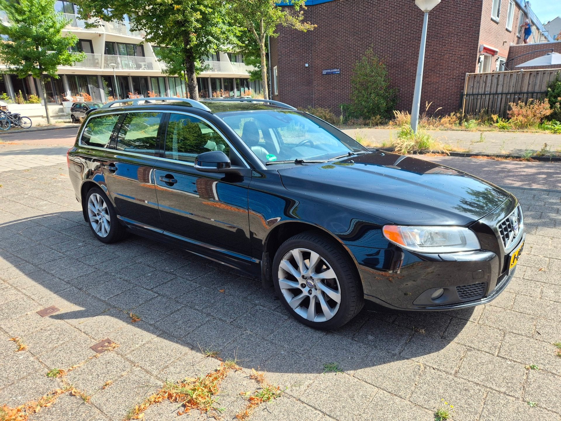 Volvo V70 1.6 T4F Summum LPG-G3 AUTOMAAT, LEER, Gebruikt, 4 cilinders, Zwart, 1600 kg
